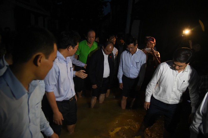 Bất chấp lụt lội, Thủ tướng Nguyễn Xuân Phúc vẫn sát sao chỉ đạo quá trình kiểm tra công tác khắc phục hậu quả lũ lụt. (Ảnh: VPVP)