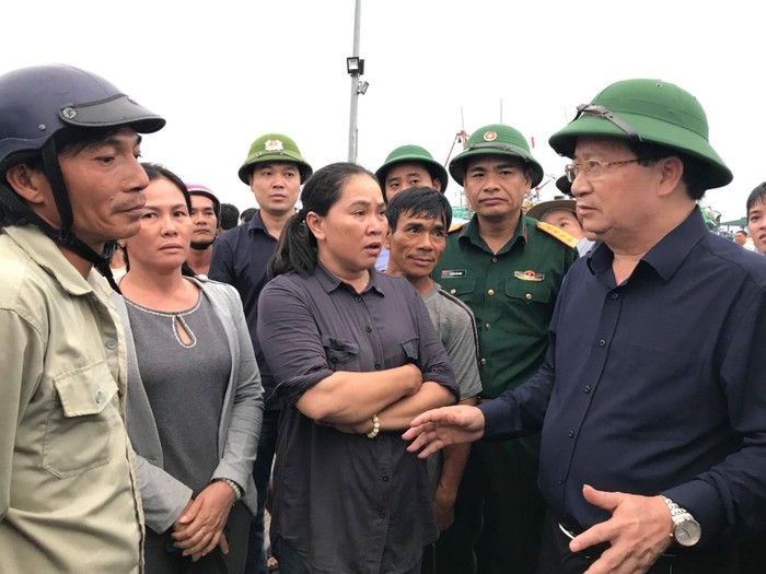 Phó thủ tướng Trịnh Đình Dũng chỉ đạo ứng phó cơn bão số 14 (Ảnh: VPP)