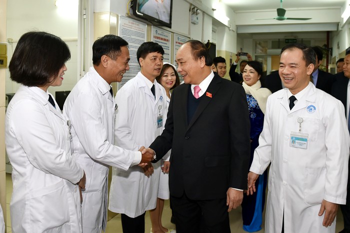 Thủ tướng Nguyễn Xuân Phúc chúc mừng y bác sĩ khoa siêu âm mắt (Ảnh: VPCP)