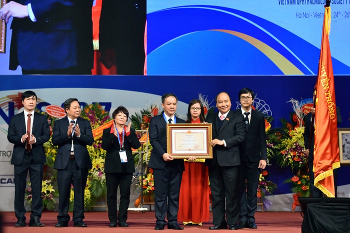 Thủ tướng Nguyễn Xuân Phúc trao huân chương Độc lập hạng 3 cho Viện Mắt (Ảnh: VPCP)