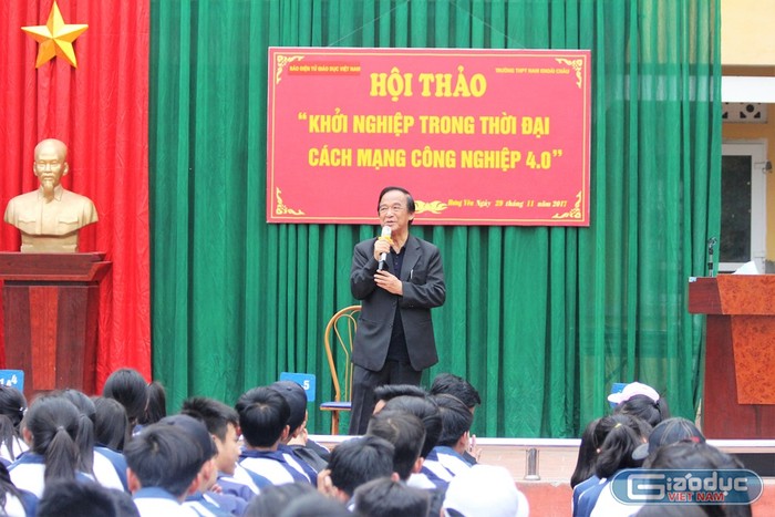 Với các em học sinh trường Trung học phổ thông Nam Khoái Châu, được trò chuyện với thầy Nguyễn Lân Dũng giúp nhiều em nhận thấy hành trang của mình trước ngưỡng cửa cuộc đời mình (Ảnh: Lại Cường)