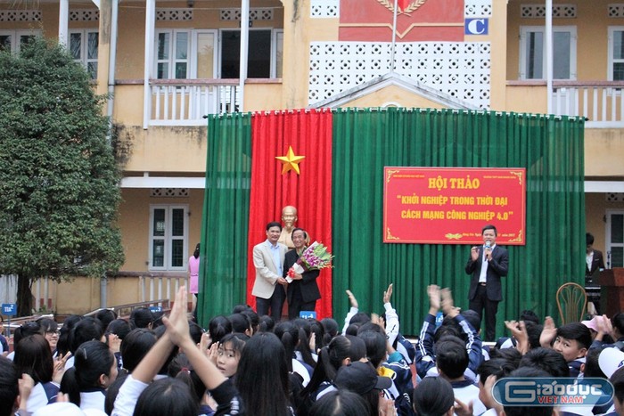 Ban giám hiệu nhà trường tặng hoa cám ơn Giáo sư Nguyễn Lân Dũng sau buổi hội thảo (Ảnh: Lại Cường)