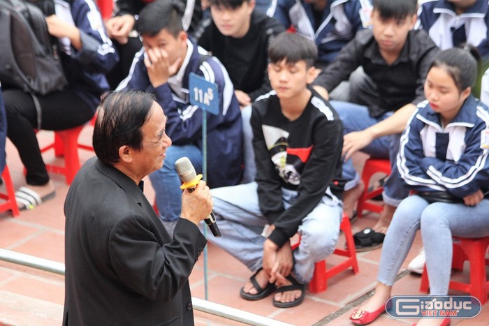Dù tuổi cao, sức khỏe còn hạn chế nhưng giáo sư Nguyễn Lân Dũng vẫn dành 3 giờ đồng hồ liên tục để nói chuyện với các em học sinh trường Nam Khoái Châu (Ảnh Lại Cường)