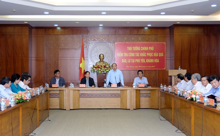 Thủ tướng Nguyễn Xuân Phúc đã ký văn bản hỗ trợ 1.000 tỷ đồng cho các tỉnh bị thiệt hại do bão lũ (Ảnh: VPCP)