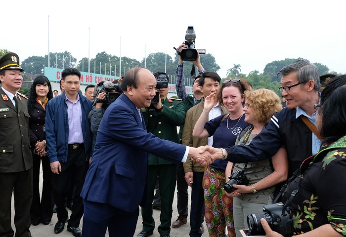 Thủ tướng Nguyễn Xuân Phúc thăm hỏi du khách nước ngoài tại Lăng Chủ tịch Hồ Chí Minh (Ảnh: VPCP)