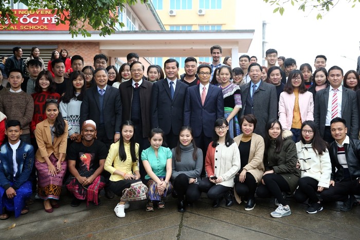 Phó Thủ tướng Vũ Đức Đam chụp ảnh lưu niệm cùng cán bộ giảng viên đại học Thái Nguyên (Ảnh: VPCP)