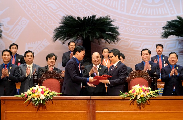 Thủ tướng chứng kiến Lễ ký kết Nghị quyết liên tịch của Chính phủ và Trung ương Đoàn giai đoạn 2017 - 2022 (Ảnh: VPCP).
