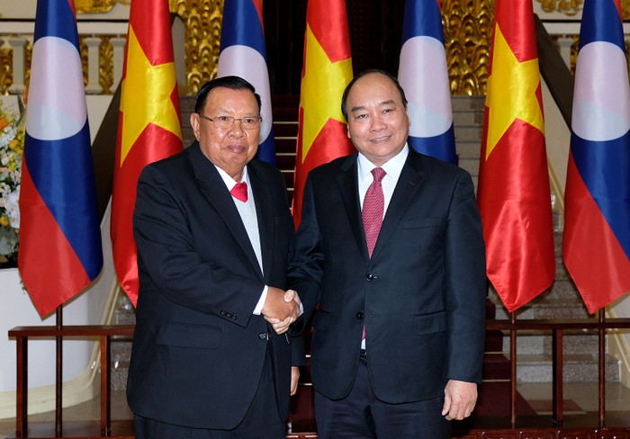Thủ tướng Nguyễn Xuân Phúc hội kiến Tổng Bí thư, Chủ tịch nước Lào (Ảnh: VPCP)