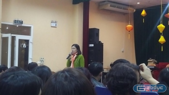 Bà Trần Thị Phương Lan, hiệu phó nhà trường trả lời trong cuộc họp ngày 20/12 (Ảnh: LC)