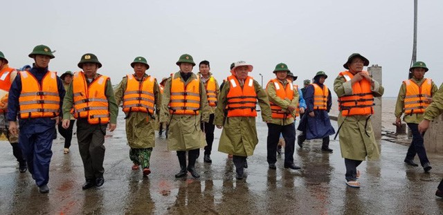 Phó Thủ tướng thị sát, đôn đốc công tác ứng phó bão số 16 tại huyện Trần Đề, Sóc Trăng. Ảnh VGP