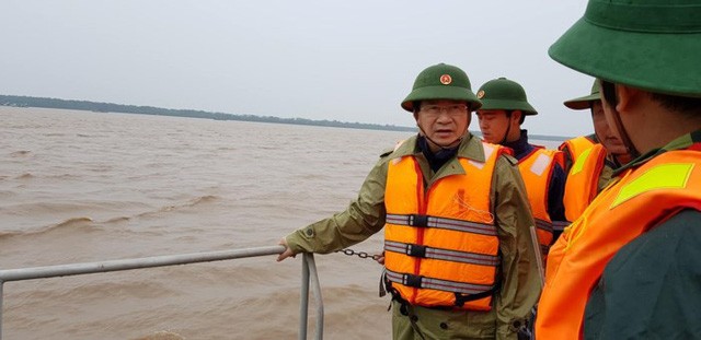 Phó Thủ tướng Trịnh Đình Dũng kiểm tra công tác ứng phó bão số 16. Ảnh: VGP.