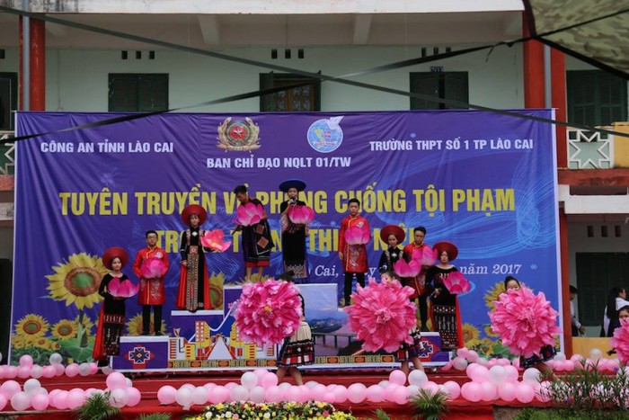 Tiết mục do học sinh trường Trung học phổ thông số 1 Lào Cai dàn dựng và biểu diễn (Ảnh: Vũ Khoa/phunuvietnam).