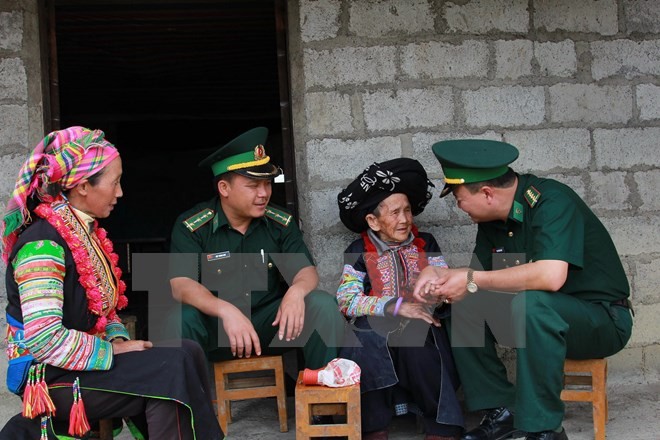 Các chiến sỹ Biên phòng tỉnh Hà Giang trong một buổi thăm hỏi và tuyên truyền tới bà con người dân tộc xã Bạch Đích, huyện Yên Minh, tỉnh Hà Giang. (Ảnh: Đỗ Bình/TTXVN).