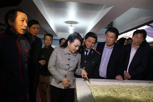 Bộ trưởng Bộ Y tế cùng đoàn công tác thăm cơ sở sản xuất mứt truyền thống tại Xuân Đỉnh, Q. Bắc Từ Liêm Hà Nội (Ảnh: http://moh.gov.vn)
