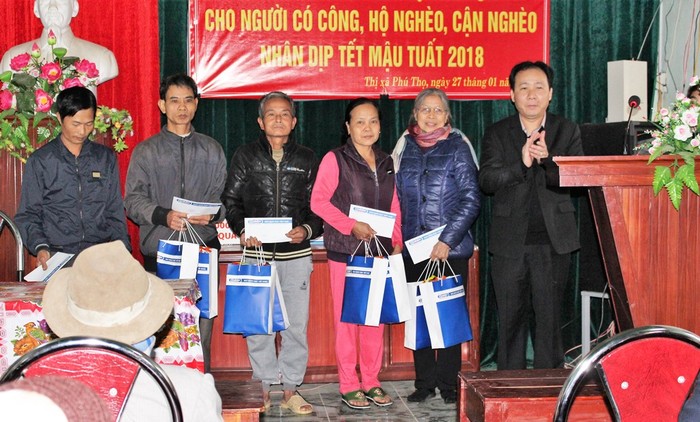 Ông Hà Tuấn Anh, Phó chủ tịch Ủy ban nhân dân thị xã Phú Thọ trao tận tay bà con những phần quà. (Ảnh: Lại Cường)