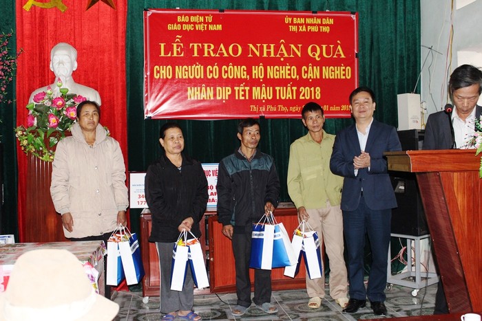 Đại diện Báo điện tử Giáo dục Việt Nam, ông Nguyễn Tiến Bình, Tổng biên tập trao tặng quà tết cho bà con (Ảnh: Lại Cường)