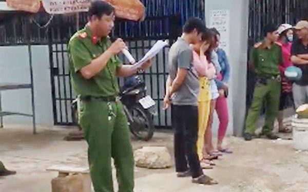 Công an Thị trấn Dương Đông đọc tên người mua bán dâm (Ảnh chụp từ clip)