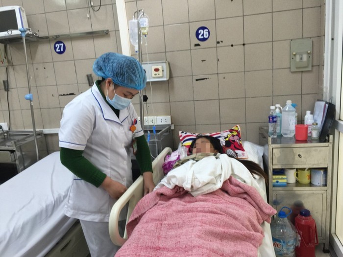 Chăm sóc bệnh nhận bị ngộ độc rượu tại bệnh viện Bạch Mai (Ảnh minh hoa, bệnh viện Bạch Mai)