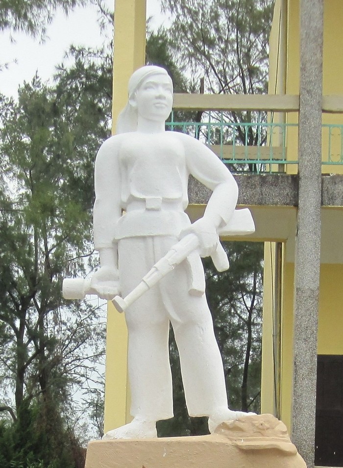 Tượng liệt sĩ Hoàng Thị Hồng Chiêm đang đặt tại trường Trung học cơ sở Bình Ngọc (Ảnh Lại Cường)