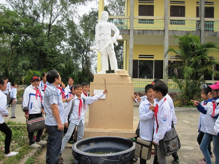 Nhiều thế hệ học trò trường Trung học cơ sở Bình Ngọc vẫn biết đến tên liệt sĩ Hoàng Thị Hồng Chiêm đặt tại trường (Ảnh: Lại Cường)