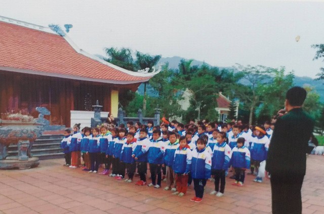 Các em học sinh trong buổi học thực tế tại đài tưởng niệm đồn Pò Hèn (Ảnh tư liệu)