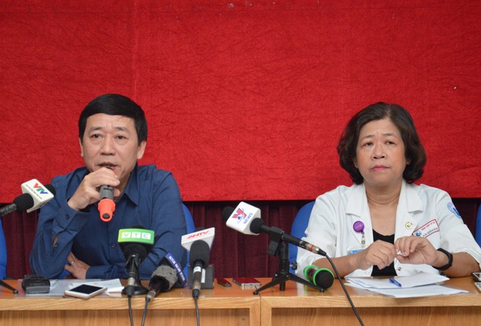 Ông Nguyễn Đức Vinh - Vụ trưởng Vụ Sức khỏe bà mẹ và trẻ em (Bộ Y tế) trả lời báo chí về thông tin sản phụ tử vong vì &quot;sinh thuận theo tự nhiên&quot; (Ảnh: Phạm Cường)