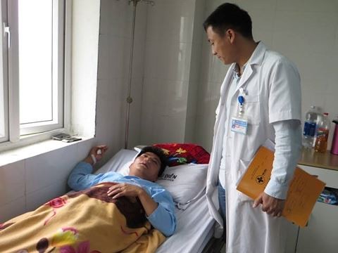 Thầy giáo Đặng Minh Thủy bị người nhà học sinh đánh đang điều trị tại bệnh viện, đây chỉ là một trong nhiều vụ giáo viên bị hành hung trong thời gian gần đây. Ảnh: Báo An ninh Thủ đô.
