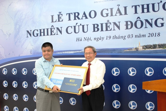 Phó giáo sư, tiến sĩ, thiếu tướng Lê Văn Cương trao giải thưởng cho người đoạt giải (Ảnh: Lại Cường)