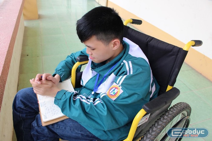 Nguyễn Văn Trức đang ngày ngày chắp bút viết lên ước mơ cho chính mình. Ảnh: Lại Cường.