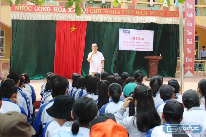 Những bài học từ lời phát biểu của Giáo sư, nhà giáo Nguyễn Lân Dũng đã tiếp thêm động lực cho nhiều em học sinh Trường Trung học phổ thông Tam Nông (Ảnh: Lại Cường)