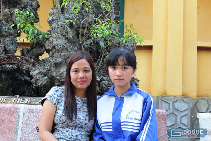 Em Phan Thị Thanh Thảo và cô giáo chủ nhiệm Kim Huế (Ảnh: Lại Cường)