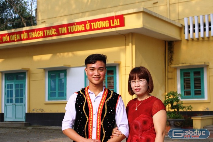 Đinh Văn Giảng bên cô giáo chủ nhiệm Đặng Thị Kim Thành (Ảnh: LC)