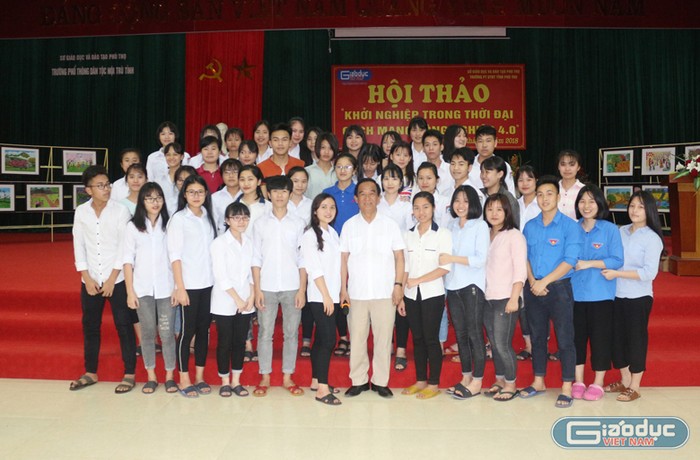 Giáo sư Nguyễn Lân Dũng giao lưu và chụp ảnh lưu niệm cùng giáo viên, học sinh nhà trường (Ảnh: Lại Cường)