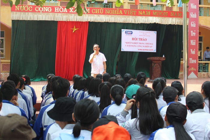 Buổi thuyết giảng của giáo sư Nguyễn Lân Dũng cũng đã truyền cho các em trường Trung học phổ thông Tam Nông rất nhiều cảm hứng trong việc khởi nghiệp trong thời đại 4.0 (Ảnh: Lại Cường)