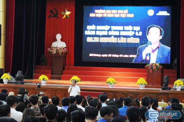 Giáo sư Nguyễn Lân Dũng đã truyền lửa khởi nghiệp cho các bạn sinh viên trường Đại học Sao Đỏ (Ảnh: Lại Cường)