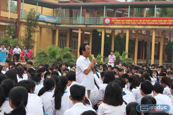 Giáo sư, Nhà giáo nhân dân Nguyễn Lân Dũng đã truyền cảm hứng cho gần 1000 học sinh trường Trung học phổ thông Hạ Hòa (Phú Thọ) (Ảnh: Lại Cường)
