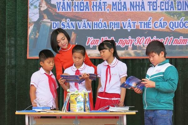 Cô Tổng phụ trách Thu hiền hướng dẫn cho những hướng dẫn viên du lịch nhỏ tuổi trường Tiểu học Vạn Ninh khi tham gia buổi ngoại khóa về văn hóa, lịch sử quê hương Vạn Ninh (ảnh nhân vật cung cấp)