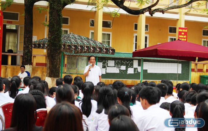 Nhiệt huyết của Giáo sư Nguyễn Lân Dũng đã truyền lửa cho chác thầy cô giáo trường Trung học phổ thông Đoan Hùng trong sự nghiệp trồng người. (Ảnh: Lại Cường)