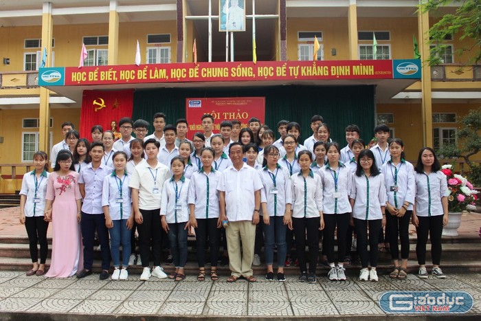 Được đặt câu hỏi, nghe Giáo sư Nguyễn Lân Dũng thuyết trình là một dịp đặc biệt với nhiều em học sinh trường Đoan Hùng (Ảnh: LC)