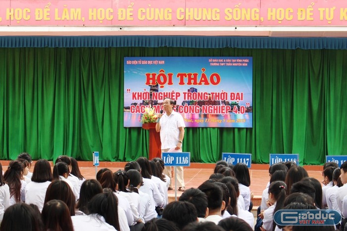 Sự nhiệt huyết của Giáo sư Nguyễn Lân Dũng đã gây ấn tượng mạnh với học sinh trường Trần Nguyên Hãn ( Ảnh: Lại Cường)