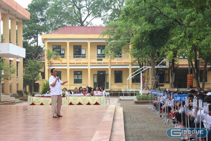 Với diễn giả đặc biệt là nhà giáo nhân dân Nguyễn Lân Dũng, các em học sinh có nhiều giây phút bổ ích với các môn học ngoại khóa (Ảnh: LC)