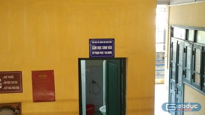 Ngay cả biển cấm trong khu vệ sinh của trường cũng có biển phạt dành cho học sinh (Ảnh: LC)