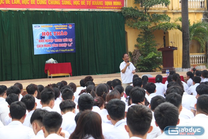 Học sinh vùng nông thôn thích những kiến thức gần gũi và mang tính ứng dụng cao như những bài học của nhà giáo Nguyễn Lân Dũng. (Ảnh: Lại Cường)