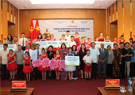 Phó Chủ tịch nước Đặng Thị Ngọc Thịnh và các đại biểu chụp ảnh cùng các em nhỏ tại Lễ phát động (Ảnh: molisa.gov.vn)