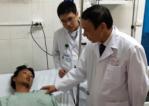 Một nạn nhân của việc lạm dụng rượu bia cấp cứu tại Bệnh viện đa khoa Lào Cai. (Ảnh:LC)