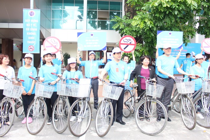 Ông Lương Ngọc Khuê và ông Kidong Park hưởng ứng đạp xe tuần hành tuyên truyền tuần lễ không thuốc lá. (Ảnh: LC)
