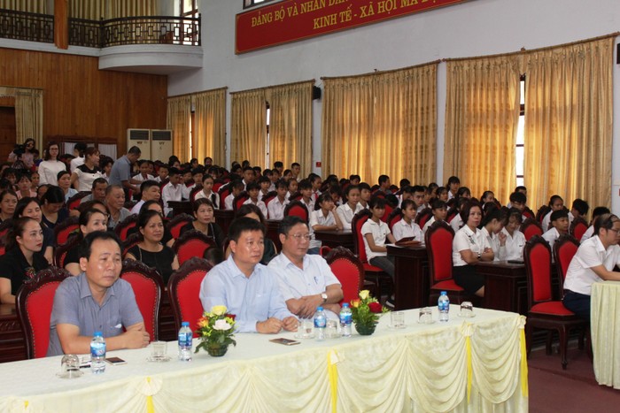 81 trên tổng số 200 chiếc xe đạp đã được Báo điện tử Giáo dục Việt Nam tặng các em học sinh có hoàn cảnh khó khăn trê địa bàn thị xã Phú Thọ.