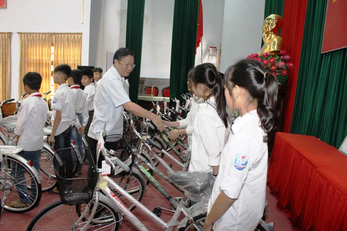 Ông Trần Văn Khai, chủ tịch Ủy ban nhân dân thị xã Phú Thọ đã trao tặng phần quà cho các em học sinh.