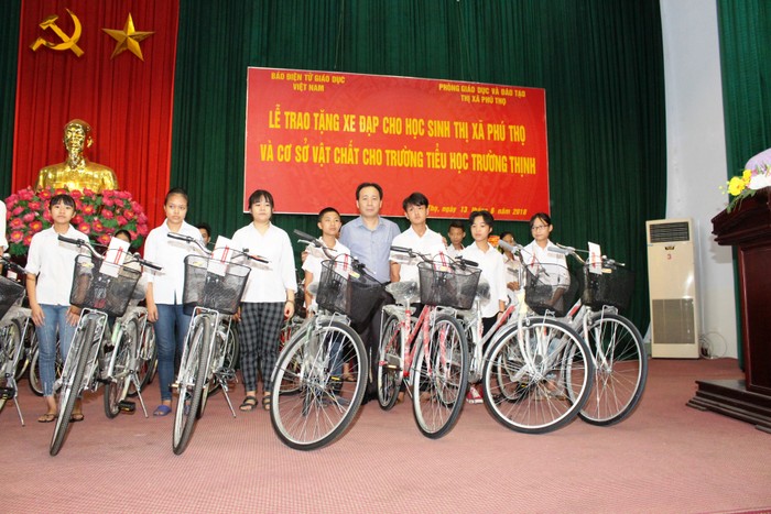 Ông Hà Tuấn Anh, Phó chủ tịch ủy ban nhân thị xã Phú Thọ trao quà cho các em học sinh