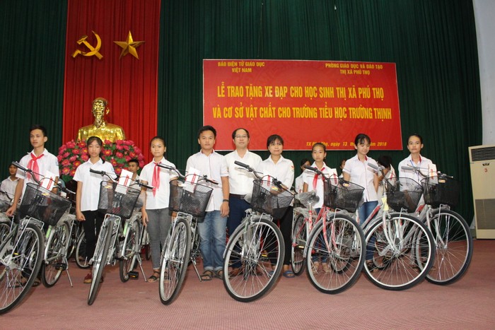 Ông Nguyễn Ánh Hoàng, Trưởng phòng Giáo dục và Đào tạo thị xã Phú Thọ trao quà cho các em học sinh.